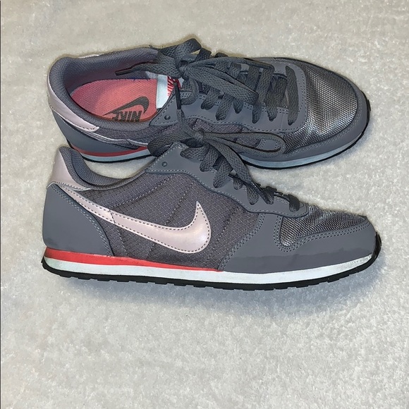 Women’s Nike - Picture 2 of 3